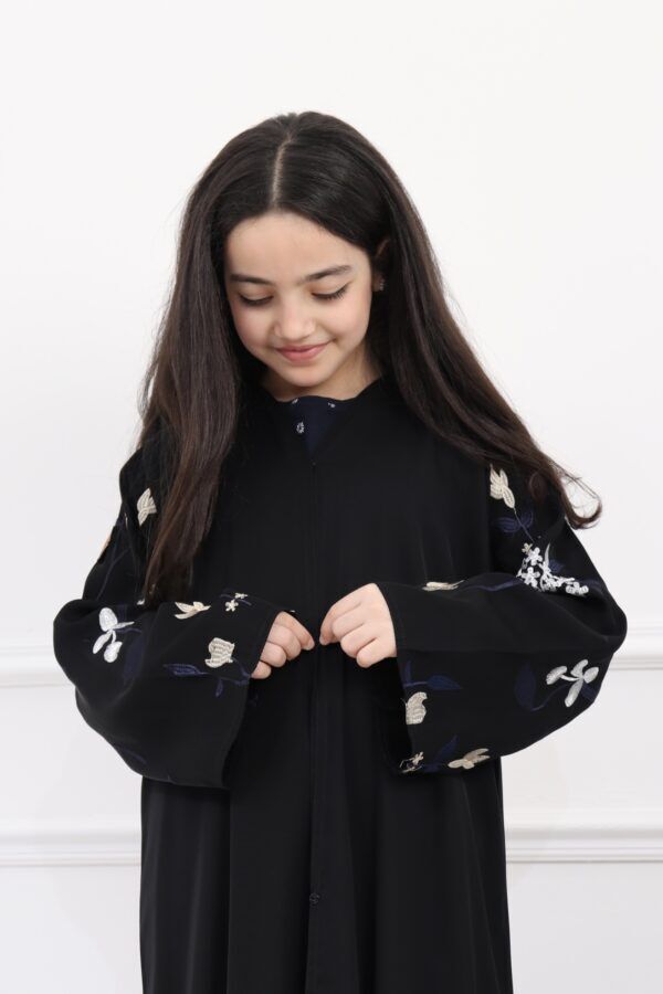 ⁦عباية بناتي بتطريز ملون على اكمام كامل⁩ - الصورة ⁦4⁩