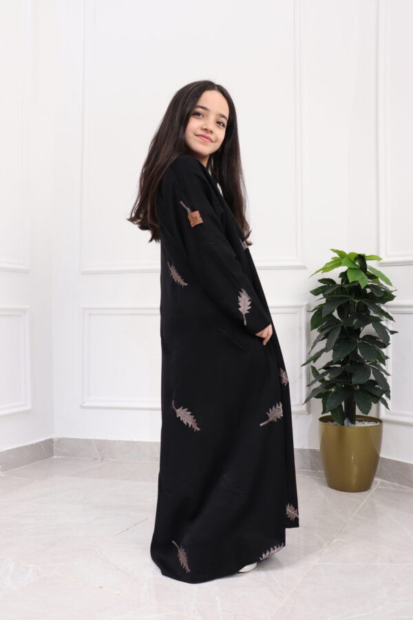 ⁦عبايه بناتي بتطريز كامل بلون نحاسي⁩ - الصورة ⁦6⁩