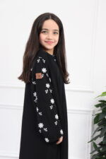 ⁦عباية بناتي بتطريز على الأكمام بورود أبيض وأسود⁩ - الصورة ⁦4⁩