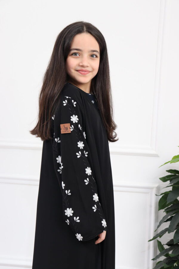 ⁦عباية بناتي بتطريز على الأكمام بورود أبيض وأسود⁩ - الصورة ⁦4⁩