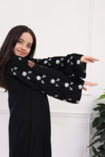 عباية بناتي بتطريز على الأكمام بورود أبيض وأسود