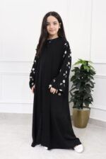 ⁦عباية بناتي بتطريز على الأكمام بورود أبيض وأسود⁩ - الصورة ⁦2⁩