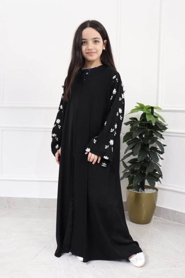 ⁦عباية بناتي بتطريز على الأكمام بورود أبيض وأسود⁩ - الصورة ⁦2⁩