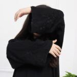 عباية بناتي بتطريز أسود على الأكمام كامل