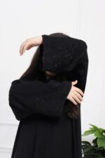 عباية بناتي بتطريز أسود على الأكمام كامل