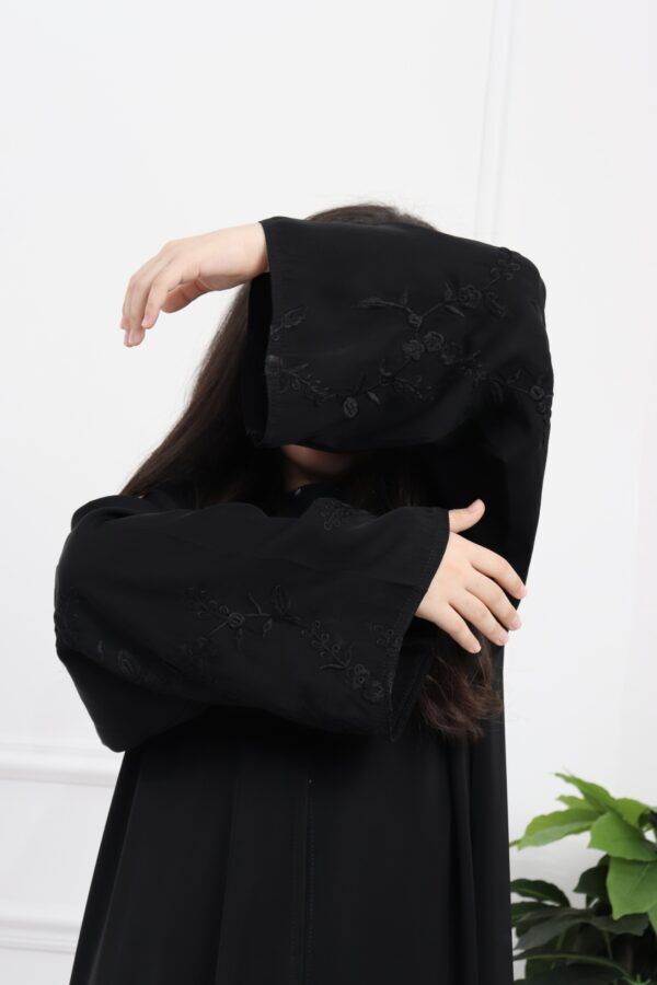 ⁦عباية بناتي بتطريز أسود على الأكمام كامل⁩ - الصورة ⁦2⁩