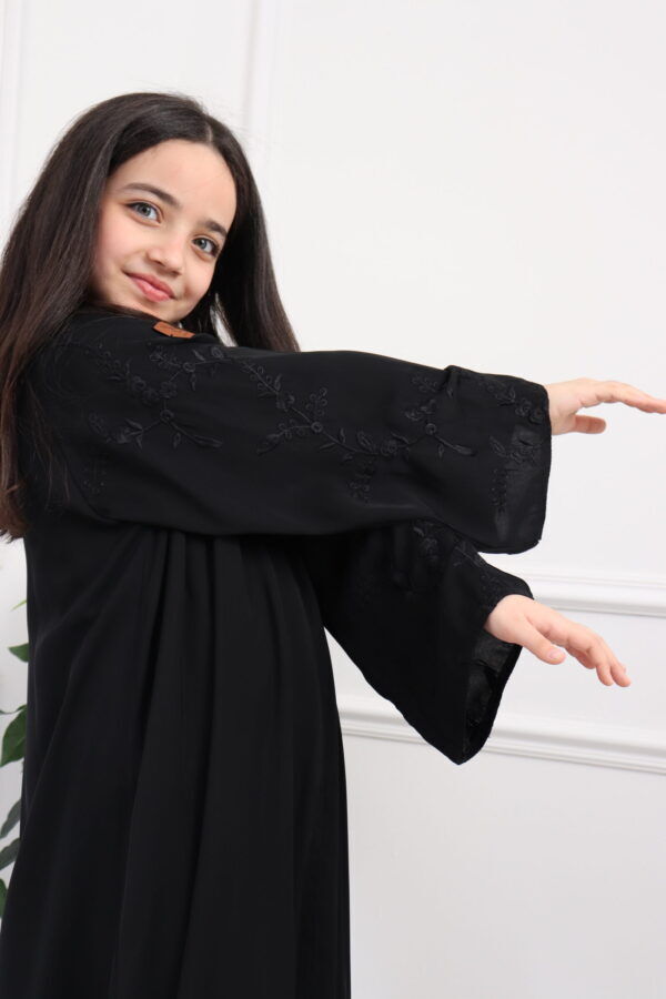 عباية بناتي بتطريز أسود على الأكمام كامل