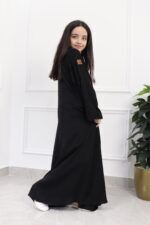 ⁦عباية بناتي بتطريز أسود على الأكمام كامل⁩ - الصورة ⁦3⁩