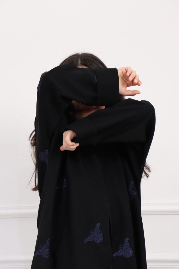 ⁦عبايه بناتي بتطريز فرشه كامل بكحلي⁩ - الصورة ⁦3⁩