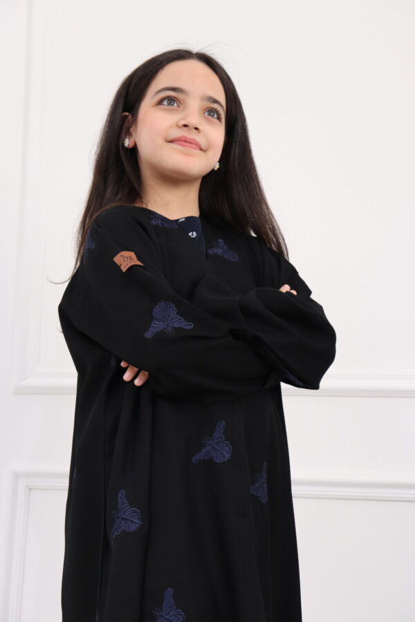 ⁦عبايه بناتي بتطريز فرشه كامل بكحلي⁩ - الصورة ⁦5⁩