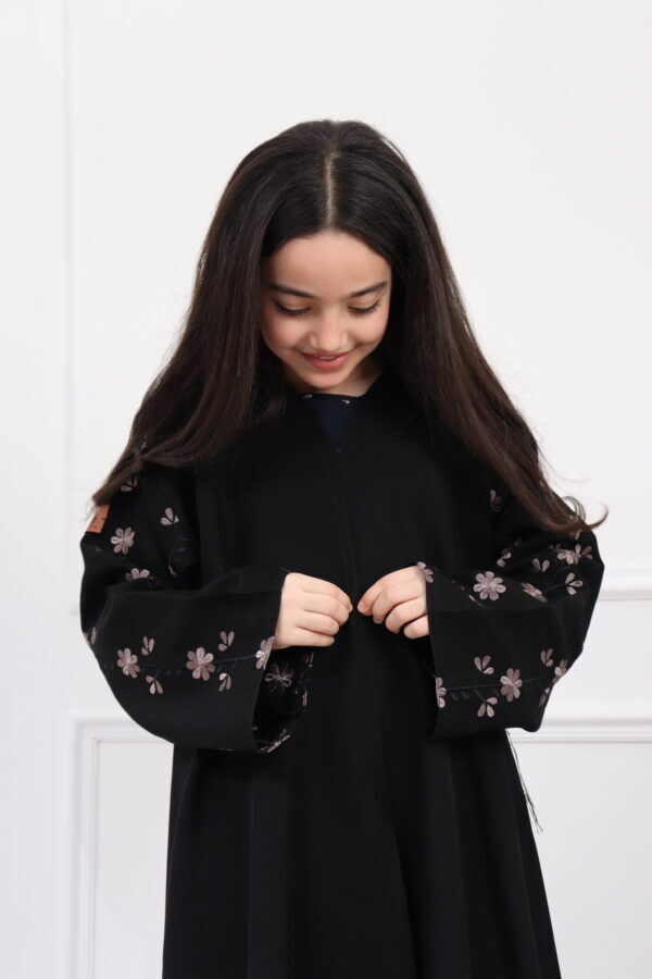 ⁦عباية بنات بتطريز على اكمام بورود ببيج واسود⁩ - الصورة ⁦3⁩
