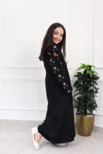 ⁦عباية بنات بتطريز على اكمام بورود ببيج واسود⁩ - الصورة ⁦2⁩