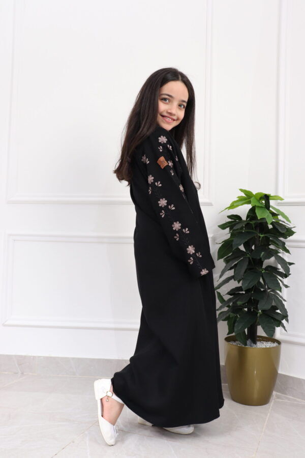 ⁦عباية بنات بتطريز على اكمام بورود ببيج واسود⁩ - الصورة ⁦2⁩