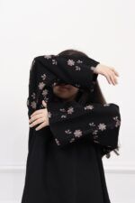 ⁦عباية بنات بتطريز على اكمام بورود ببيج واسود⁩ - الصورة ⁦4⁩