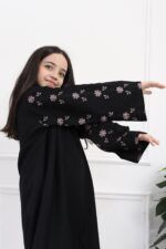 ⁦عباية بنات بتطريز على اكمام بورود ببيج واسود⁩ - الصورة ⁦5⁩