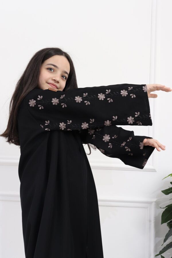⁦عباية بنات بتطريز على اكمام بورود ببيج واسود⁩ - الصورة ⁦5⁩