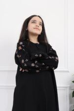 ⁦عباية بنات بتطريز على اكمام بورود ببيج واسود⁩ - الصورة ⁦6⁩