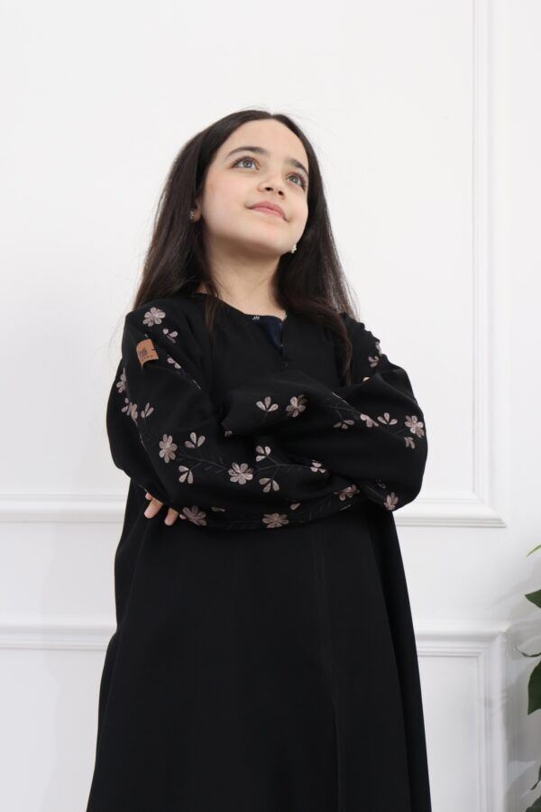 ⁦عباية بنات بتطريز على اكمام بورود ببيج واسود⁩ - الصورة ⁦6⁩