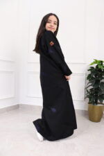 ⁦عباية بناتي بتطريز كحلى كامل على شكل ورق شجر⁩ - الصورة ⁦2⁩