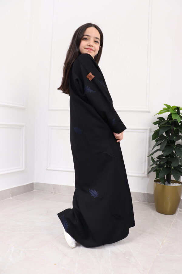 ⁦عباية بناتي بتطريز كحلى كامل على شكل ورق شجر⁩ - الصورة ⁦2⁩