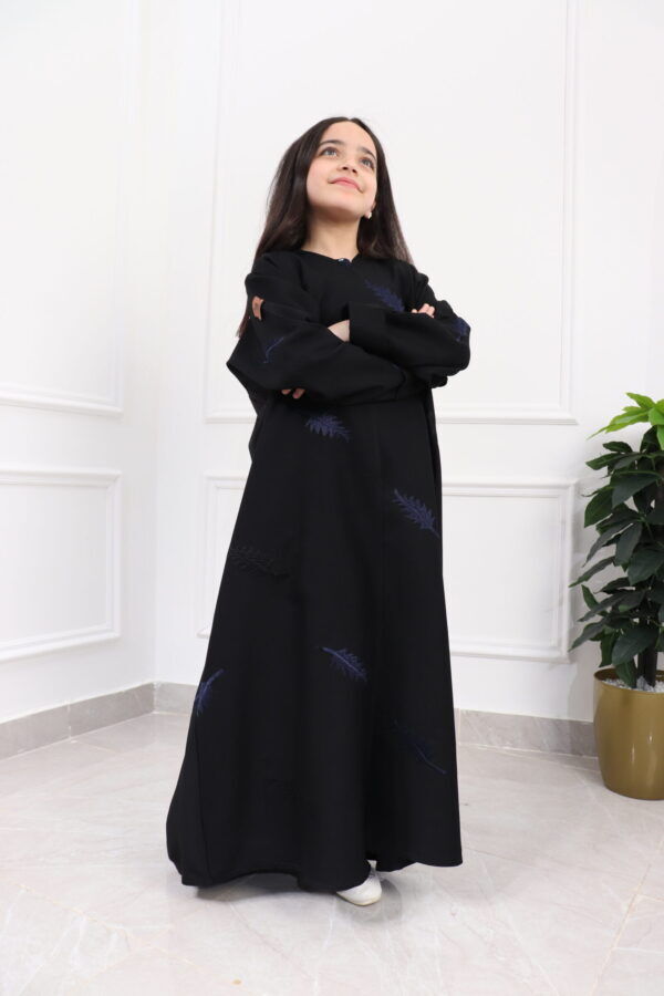 ⁦عباية بناتي بتطريز كحلى كامل على شكل ورق شجر⁩ - الصورة ⁦4⁩