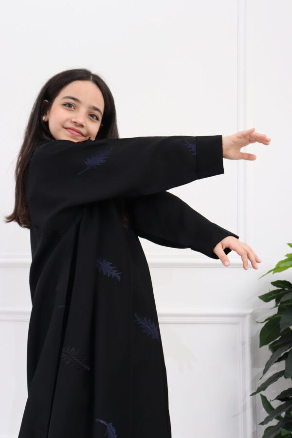 عباية بناتي بتطريز كحلى كامل على شكل ورق شجر