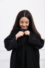 ⁦عبايه بناتي بتطريز على اكمام بورود بكحلي واسود⁩ - الصورة ⁦5⁩