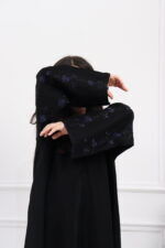 ⁦عبايه بناتي بتطريز على اكمام بورود بكحلي واسود⁩ - الصورة ⁦7⁩