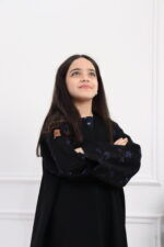 ⁦عبايه بناتي بتطريز على اكمام بورود بكحلي واسود⁩ - الصورة ⁦2⁩