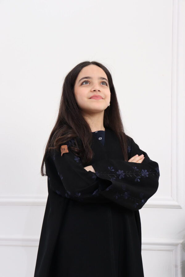 ⁦عبايه بناتي بتطريز على اكمام بورود بكحلي واسود⁩ - الصورة ⁦2⁩