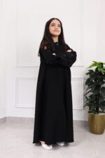 ⁦عبايه بناتي بتطريز على اكمام بورود بكحلي واسود⁩ - الصورة ⁦3⁩