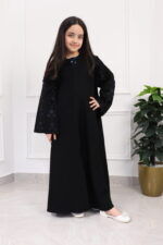 عبايه بناتي بتطريز على اكمام بورود بكحلي واسود