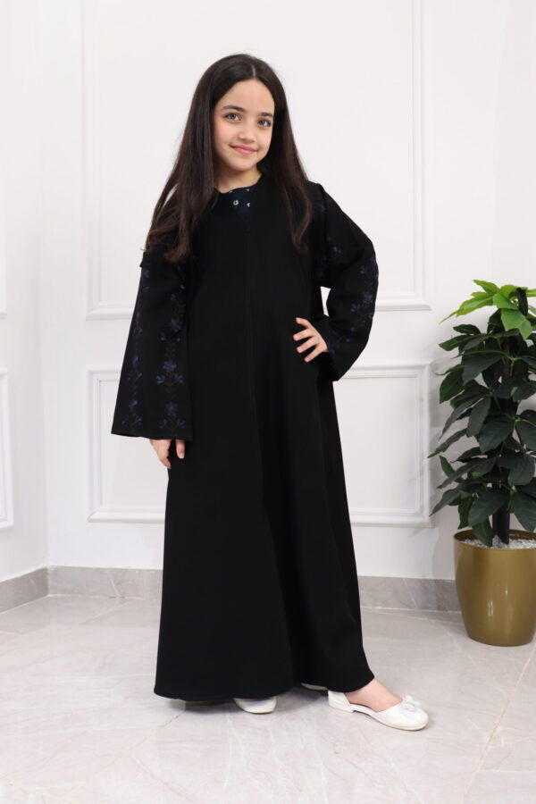 ⁦عبايه بناتي بتطريز على اكمام بورود بكحلي واسود⁩ - الصورة ⁦4⁩