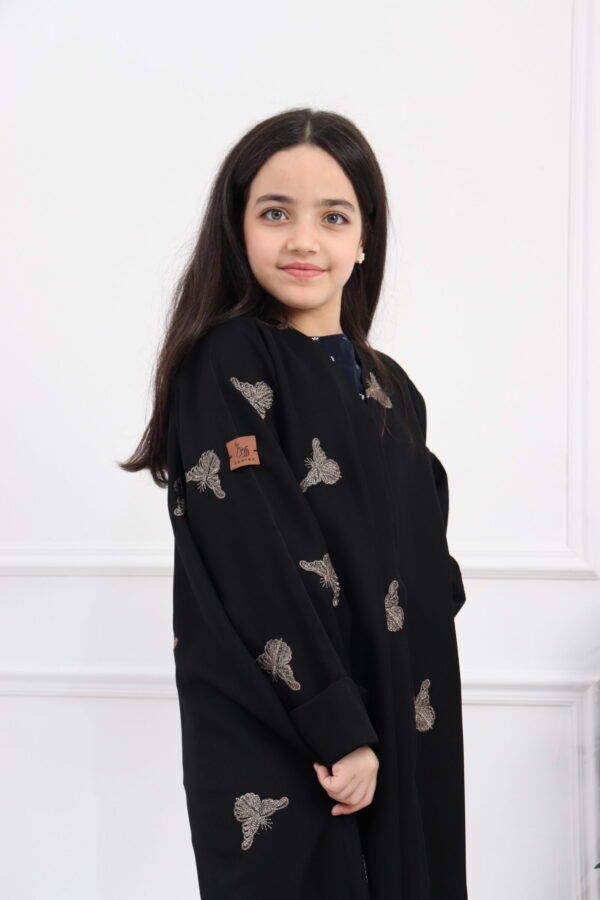 ⁦عبايه بناتي بتطريز فراشه كامل بلون النحاسي⁩ - الصورة ⁦2⁩