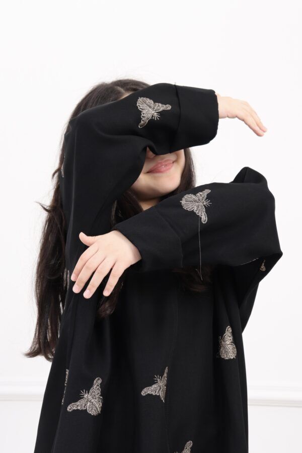 ⁦عبايه بناتي بتطريز فراشه كامل بلون النحاسي⁩ - الصورة ⁦5⁩