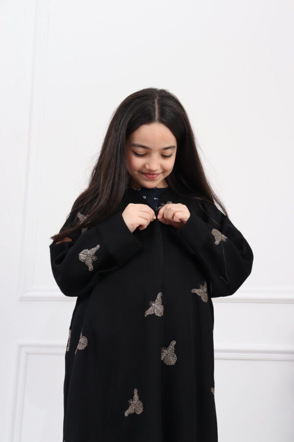 ⁦عبايه بناتي بتطريز فراشه كامل بلون النحاسي⁩ - الصورة ⁦7⁩