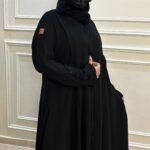 ⁦عبايه كلوش مزينه بكسر من اجناب و زراير على اكمام بشكل مميز⁩ - الصورة ⁦3⁩