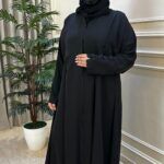 ⁦عبايه كلوش مزينه بكسر من اجناب و زراير على اكمام بشكل مميز⁩ - الصورة ⁦4⁩