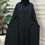 ⁦عبايه كلوش مزينه بكسر من اجناب و زراير على اكمام بشكل مميز⁩ - الصورة ⁦6⁩