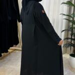 ⁦عبايه كلوش مزينه بكسر من اجناب و زراير على اكمام بشكل مميز⁩ - الصورة ⁦7⁩