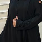 عبايه كلوش مزينه بكسر من اجناب و زراير على اكمام بشكل مميز