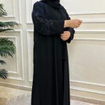 ⁦عبايه مطرزه من خلف مبتكره بلاسود⁩ - الصورة ⁦5⁩