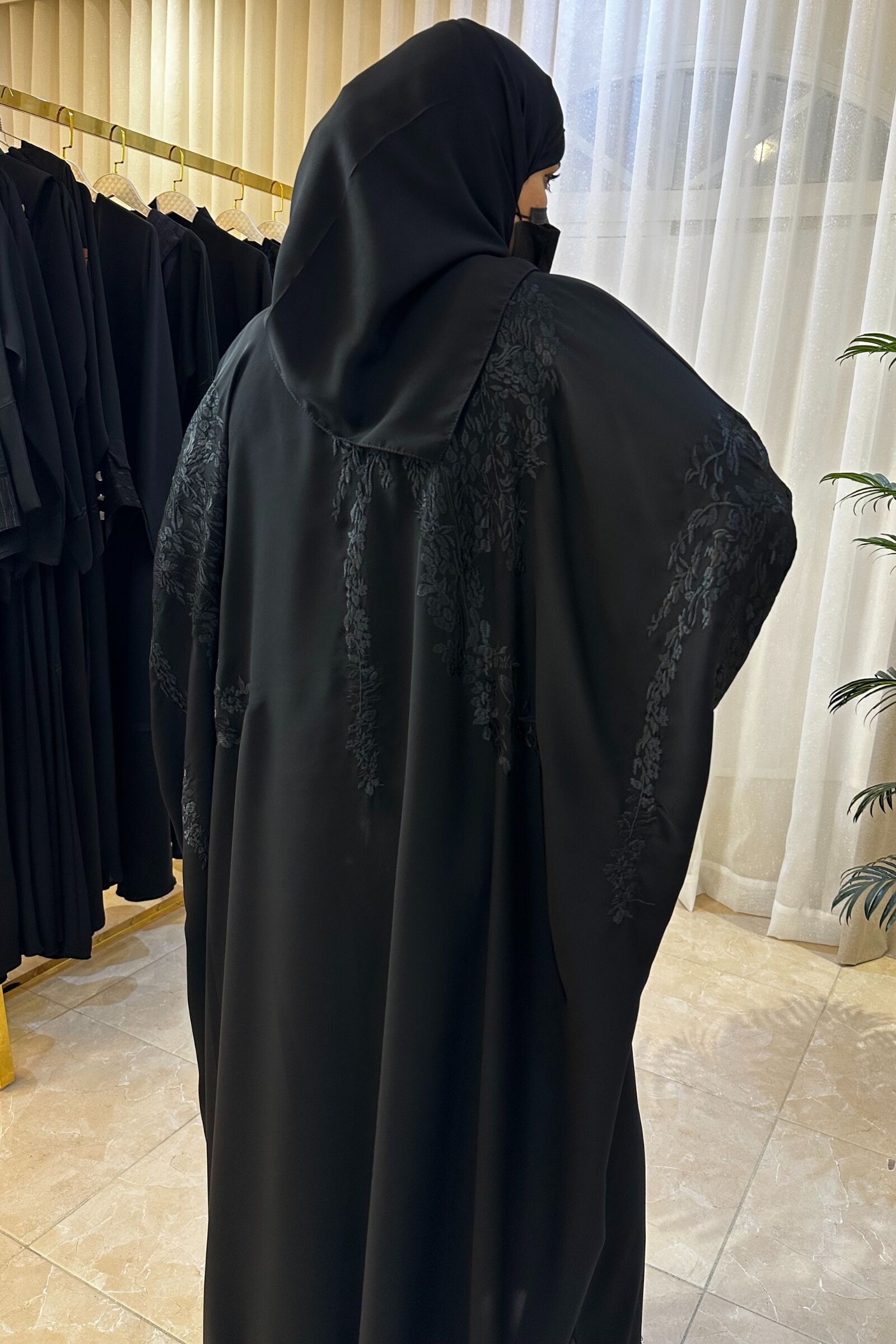 ZA-0472 (2) عبايه نص بشت مطرزه من خلف مبتكره من الموضة - الصورة 1