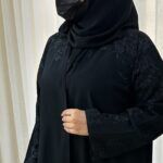 ⁦عبايه بتطريز اسود على الأكتاف بنمط مبتكر⁩ - الصورة ⁦3⁩