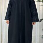 ⁦عبايه بتطريز اسود على الأكتاف بنمط مبتكر⁩ - الصورة ⁦4⁩