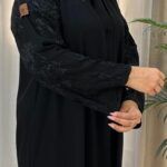 ⁦عبايه بتطريز اسود على الأكتاف بنمط مبتكر⁩ - الصورة ⁦5⁩