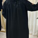 ⁦عبايه بتطريز اسود على الأكتاف بنمط مبتكر⁩ - الصورة ⁦6⁩