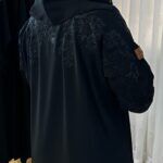 عبايه بتطريز اسود على الأكتاف بنمط مبتكر