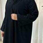 ⁦عبايه بتطريز اسود على الأكتاف بنمط مبتكر⁩ - الصورة ⁦2⁩