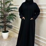 ⁦عبايه فكرو محدد بشريط على جيوب من امام⁩ - الصورة ⁦3⁩